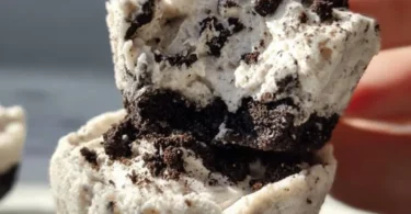 Healthy no-bake Oreo cheesecake bites prepared with cream and cookies